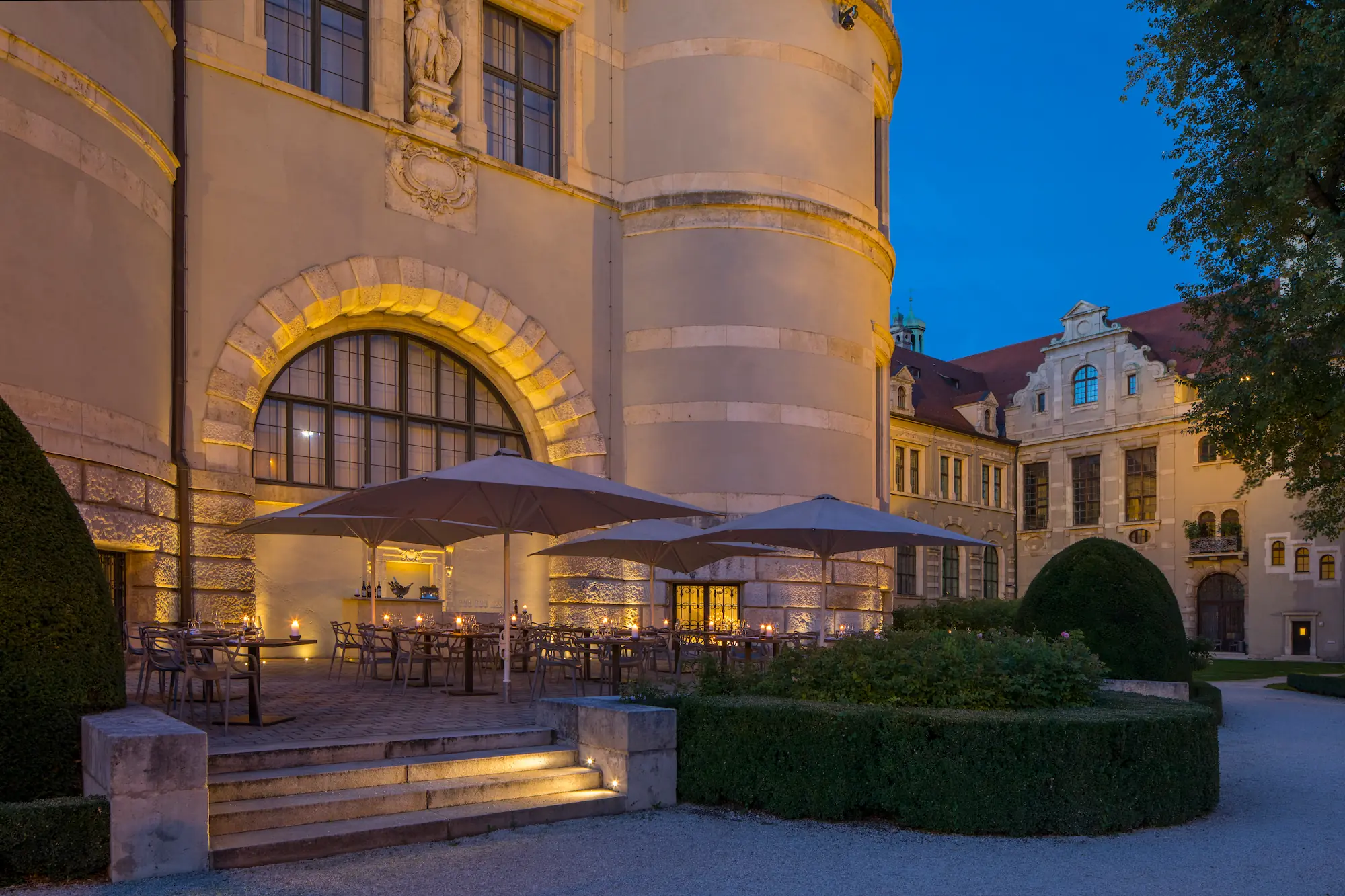 Der Außenbereich des Restaurant Museum beleuchtet in der Dämmerung