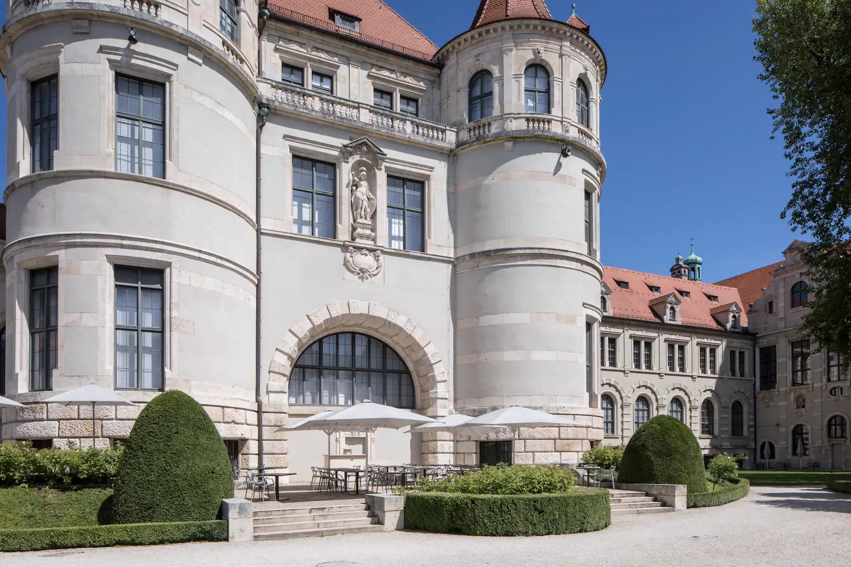 Außenbereich mit Terasse des Restaurant Museums in München